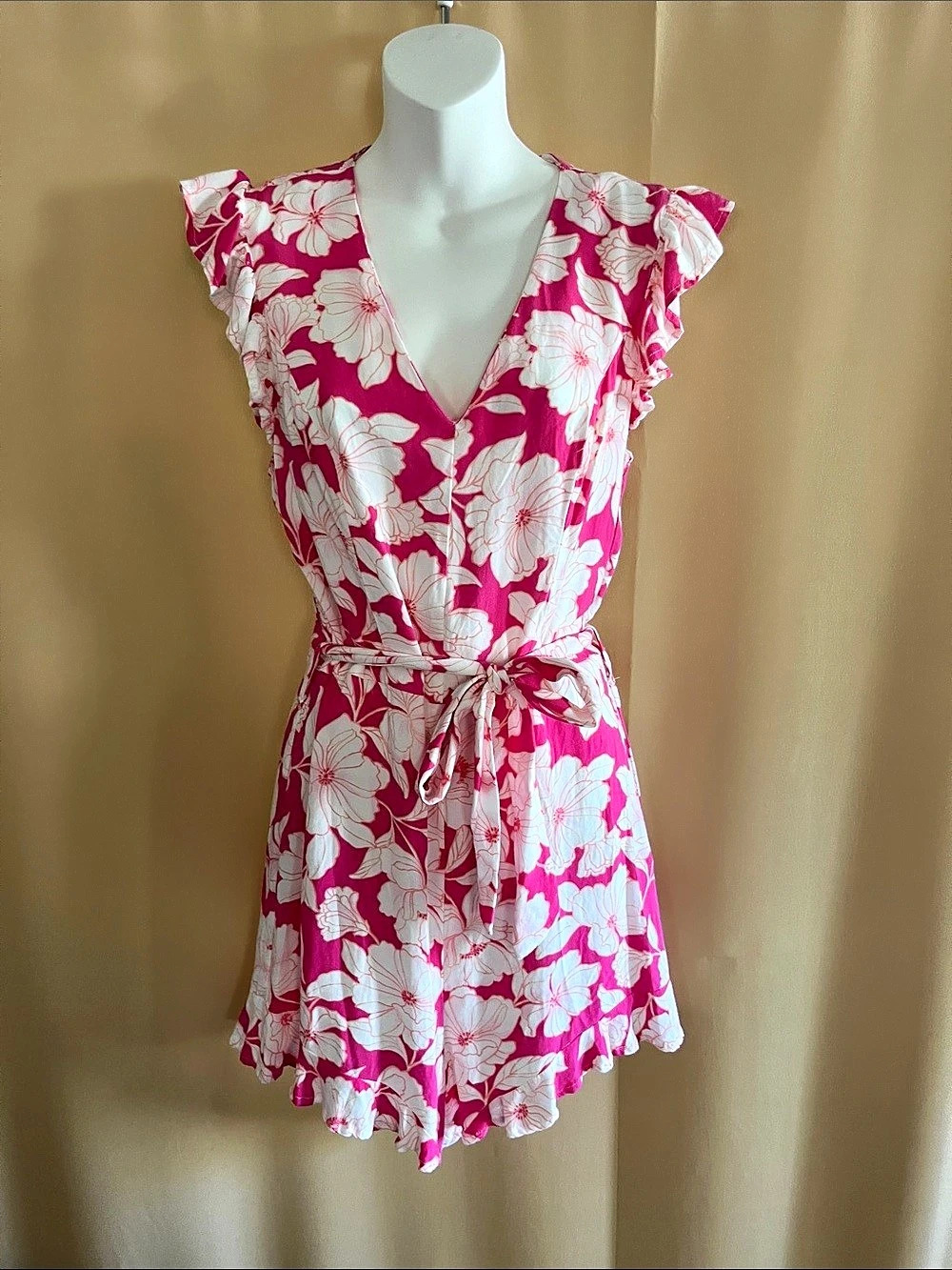 Steve Madden Floral romper in Pink & White Size Small